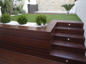 Diseño de jardines integrales en Girona. Escalones de madera acceso piscina