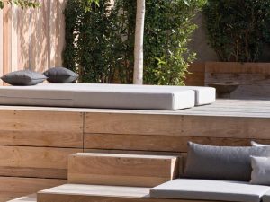 Diseño de jardines integrales en Barcelona. Lounge de madera para terraza exterior