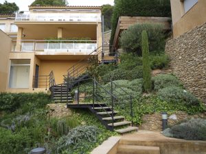 Diseño de jardines integrales en Costa Brava. Jardín entrada comunidad de vecinos.