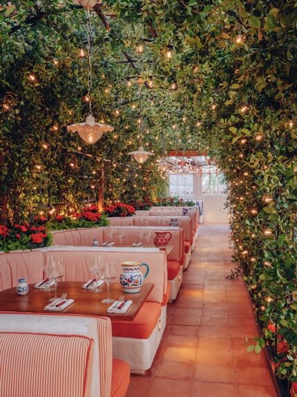 Restaurante Bel Mondo, uno de los más populares de la ciudad. Cuenta con un jardín interior lleno de enredaderas perfectas. 